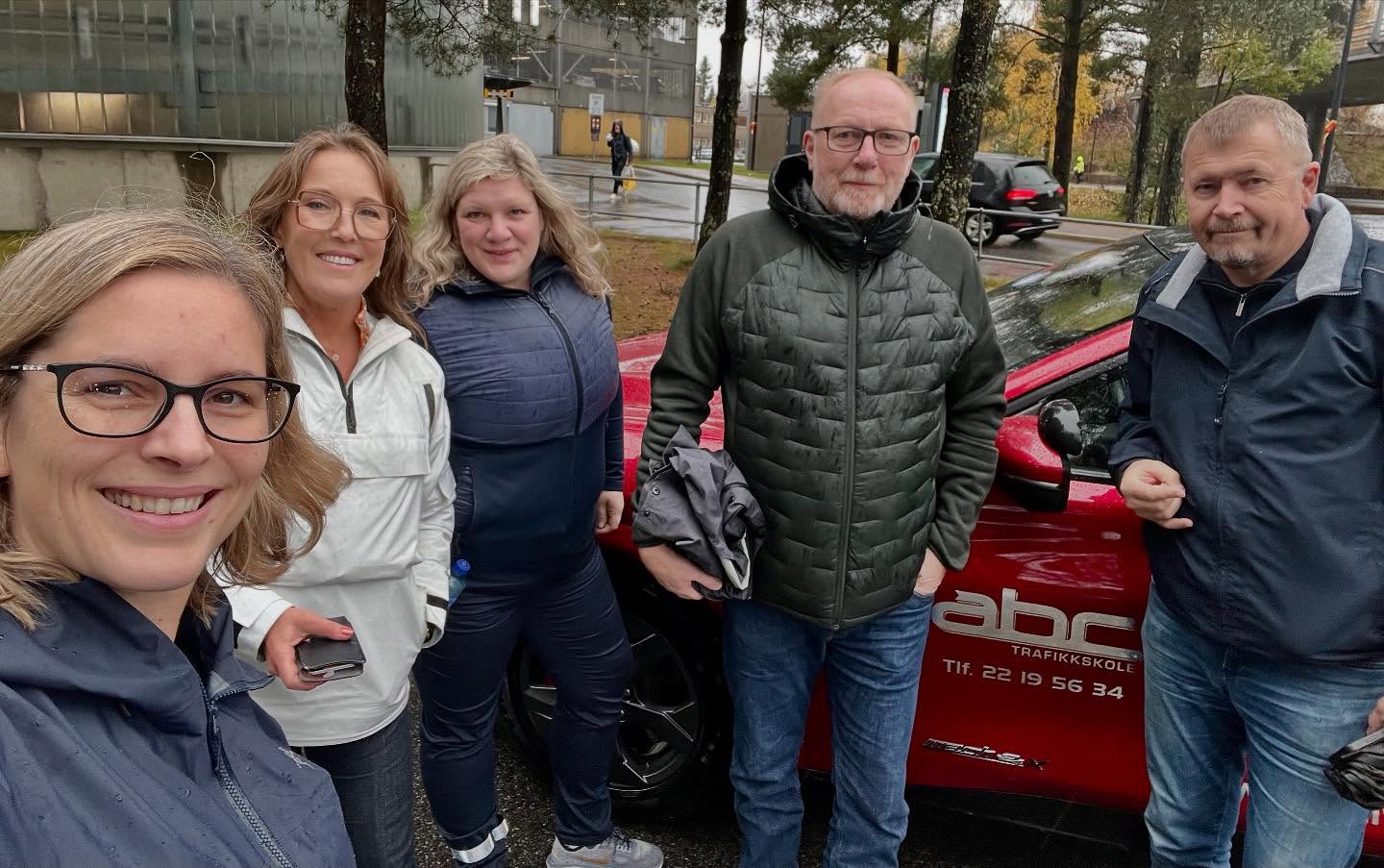 ABC Trafikkskole veileder sensorer fra Statens vegvesen i bruk av hjelpemidler og tilpasning i bil.
